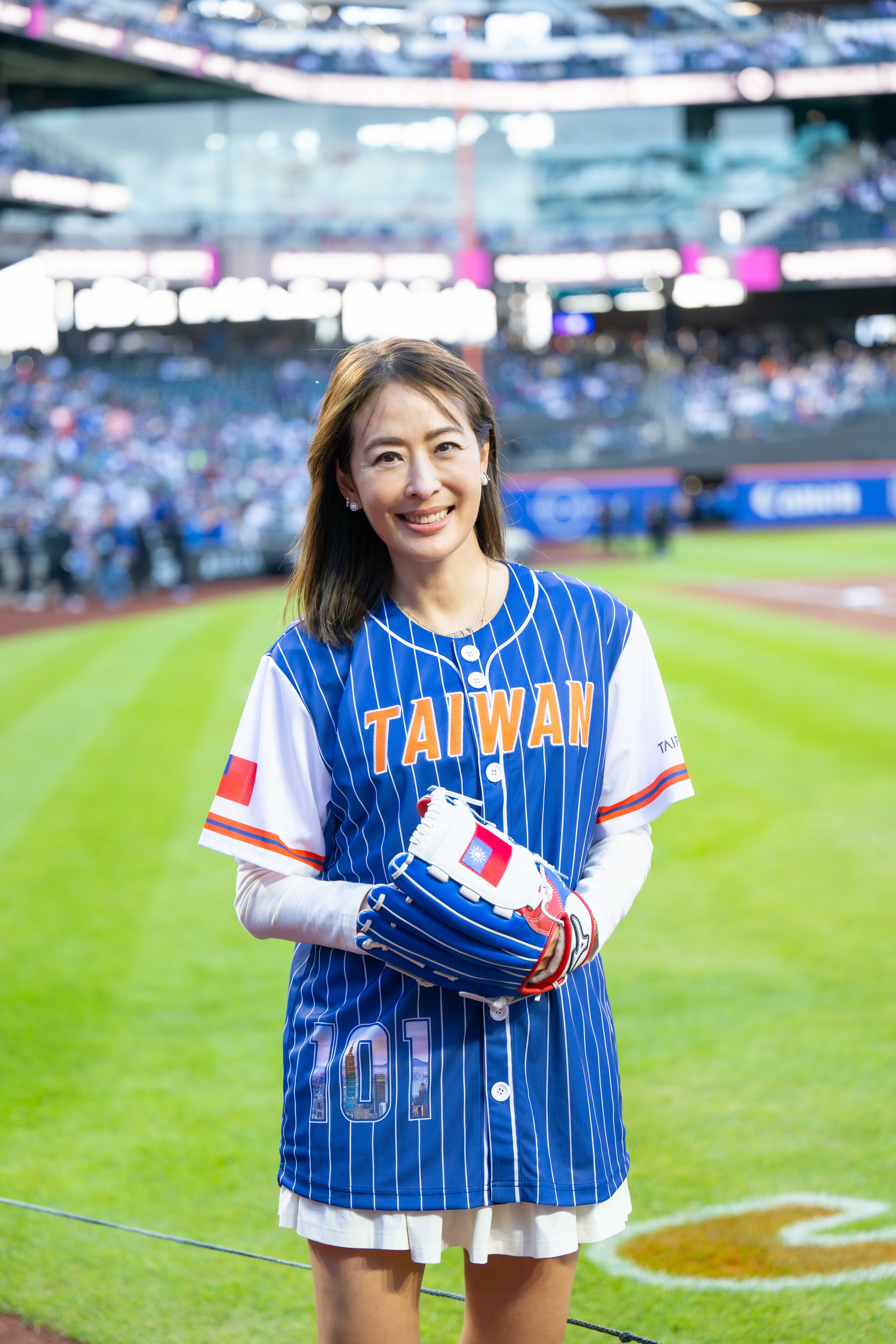 第20屆大都會AI台灣日 賈永婕開球手套繡國旗「看見台灣」